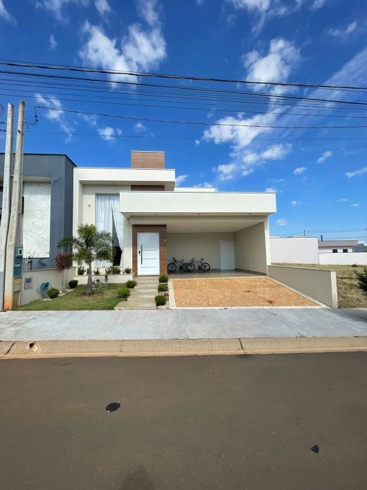Casa no Residencial Cidade Jardim, em Cosmópolis-SP.