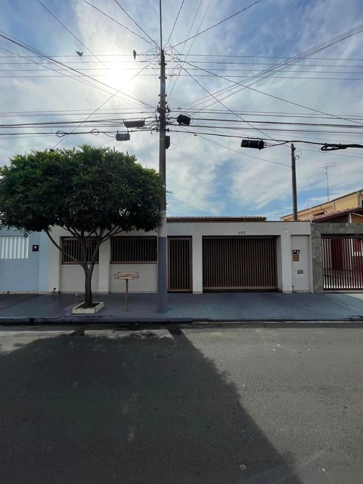 Casa na Vila Kalil em Cosmópolis-SP. Com 3 dormitórios e área de churrasco.