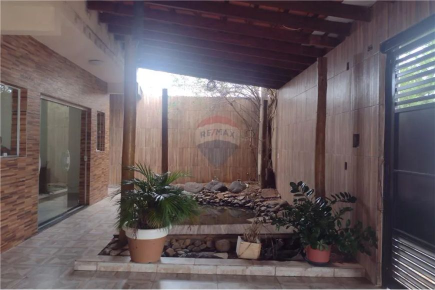 Casa com 1 suíte e 1 quarto, 2 banheiro, com piscina, moveis planejados.
