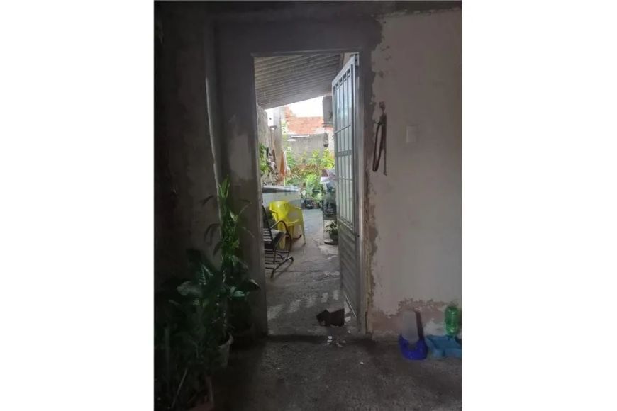 Casa com 2 quartos, sala, 1 banheiro