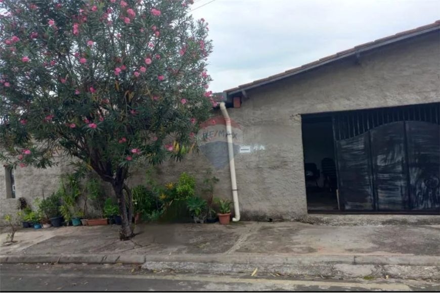 Casa com 2 quartos, sala, 1 banheiro