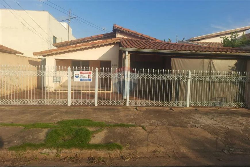 CASA Á VENDA COM ÓTIMA LOCALIZAÇÃO!