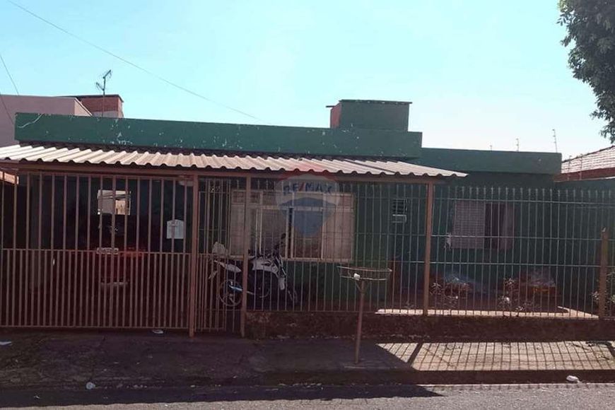 VENDA- CASA COM 3 DORMITORIOS, 1 SUITE 2 BANHEIROS E POMAR.