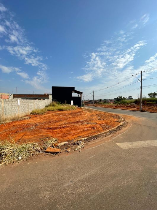 Terreno no Resid. D. Chiquinha, em Cosmópolis-SP.