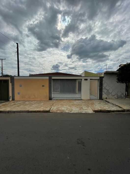Casa com 3 quartos, sendo 1 suíte, na Vila Kalil, em Cosmópolis-SP.