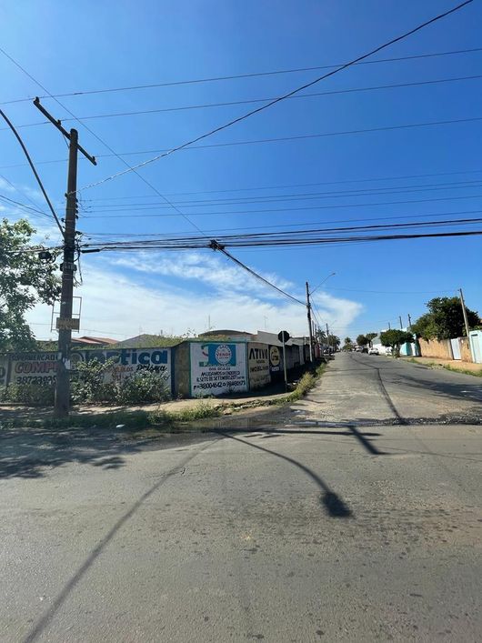 Terreno de esquina com 1.418,15m², na R. Monte Castelo, em Cosmópolis-SP.