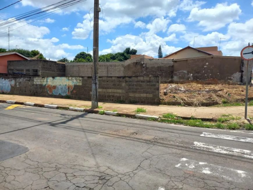 Venda de Terreno / Padrão na cidade de Cosmópolis