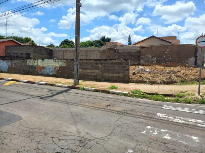 Venda de Terreno / Padrão na cidade de Cosmópolis