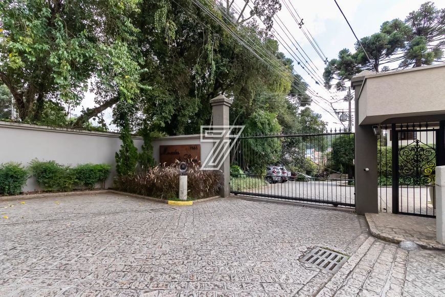 Casa em condomínio com 232 metros quadrados e 3 suítes no bairro Mercês - Curitiba - PR