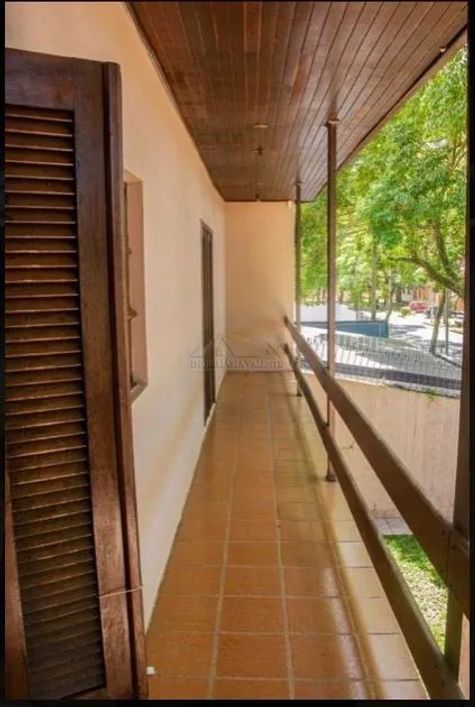 Título: Elegante Sobrado de 280 m² com 4 Suítes no Bairro Bom Retiro, Curitiba
