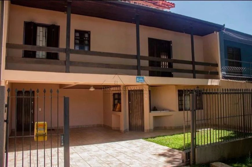 Título: Elegante Sobrado de 280 m² com 4 Suítes no Bairro Bom Retiro, Curitiba