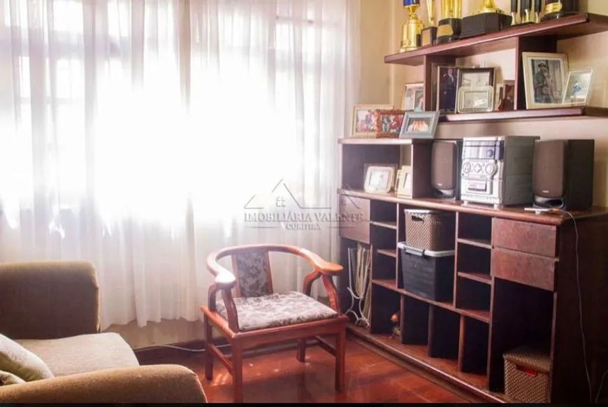Título: Elegante Sobrado de 280 m² com 4 Suítes no Bairro Bom Retiro, Curitiba