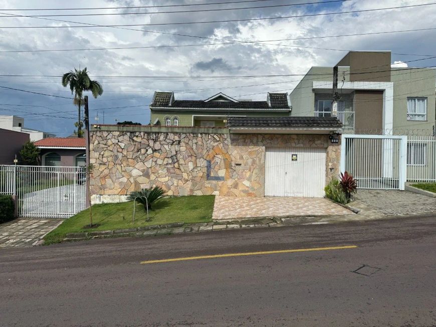 Sobrado com 392m² no bairro Santa Quitéria
