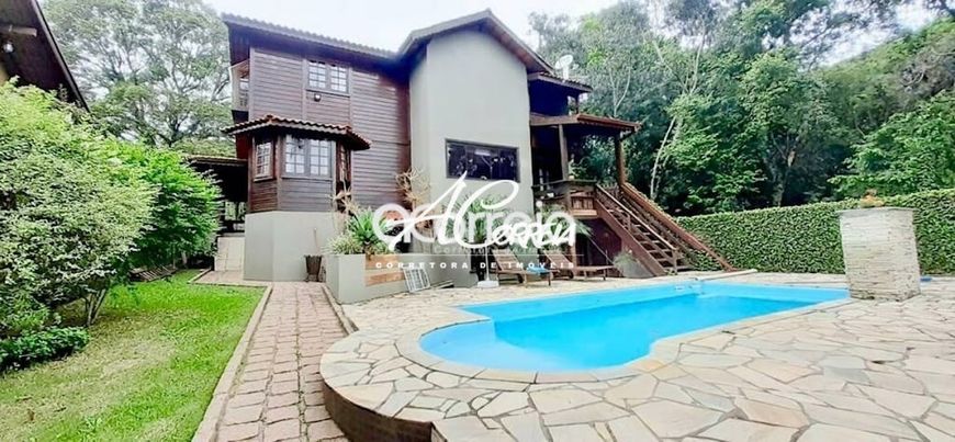 Casa com Piscina e terreno magnífico