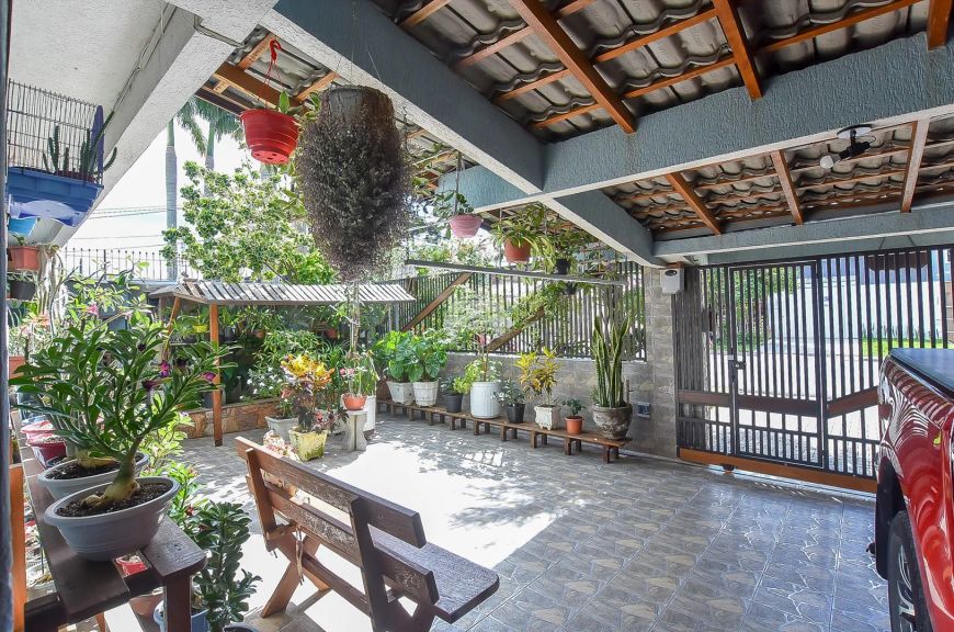 Sobrado para venda tem 200 m² com 4 quartos em Cajuru - Curitiba - PR