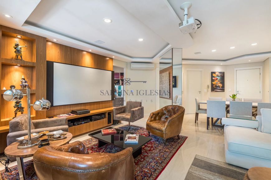 Apartamento semimobiliado com 2 suítes à venda no Centro Cívico em Curitiba