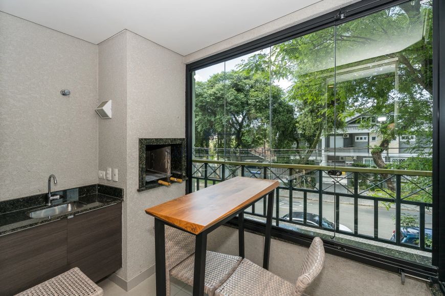Apartamento semimobiliado com 2 suítes à venda no Centro Cívico em Curitiba