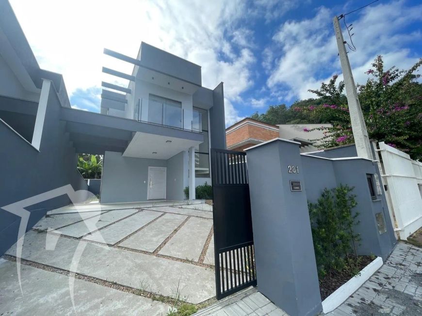 Excelente oportunidade de aquisição de um sobrado no bairro do Sol, a um minuto do centro da cidade