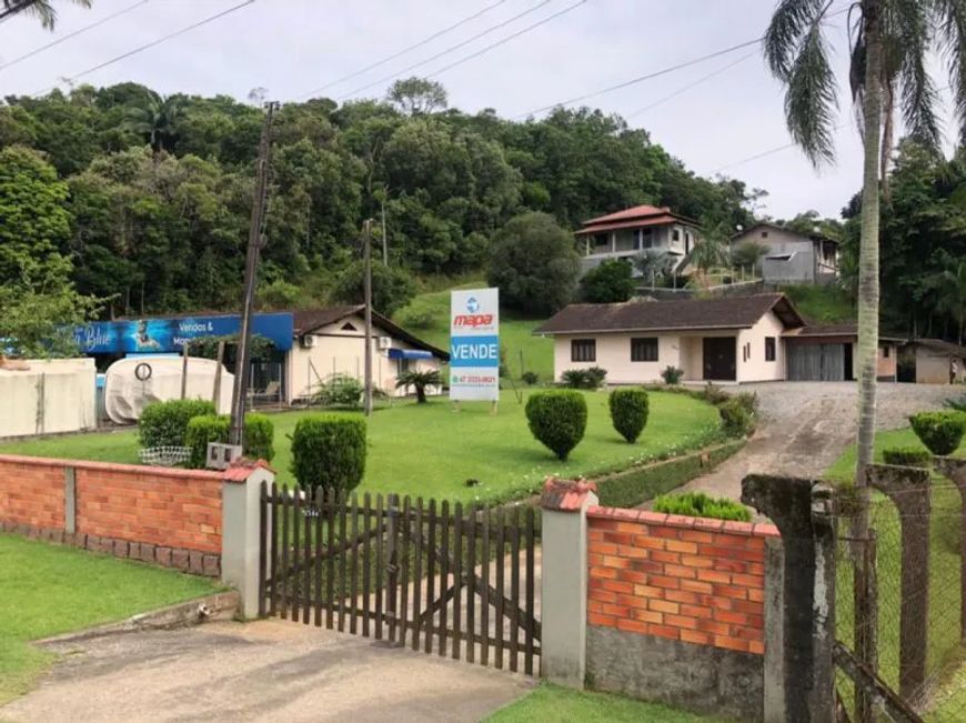 Terreno com edificações; área total: 3.125,00 m²; edificado com 2 casas, frete BR 470.