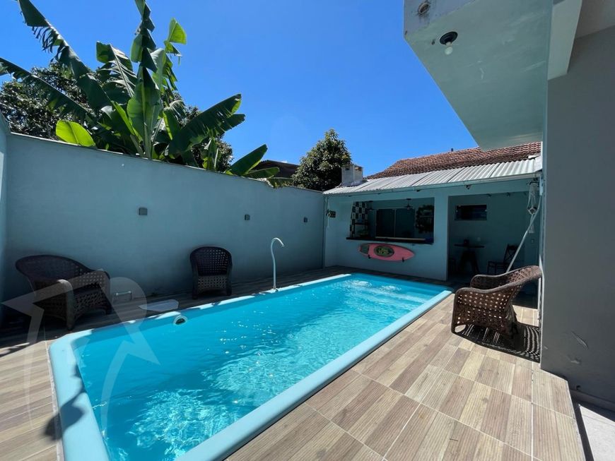 Casa 03 dormitórios sendo duas suítes com closet, duas áreas de festas e piscina