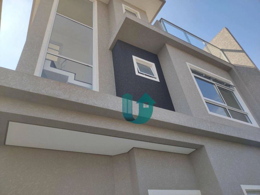 Sobrado triplex novo, não geminado, em condomínio - 3 quartos c/ suite, 2 vagas no Xaxim