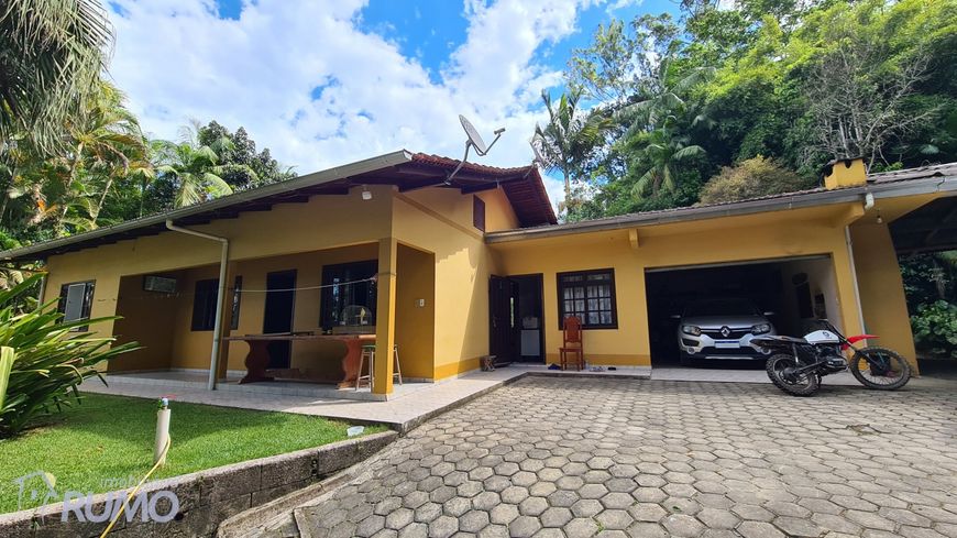 Chácara de 7.500m² com duas casas, próximo da BR 470. Excelente opção para quem busca tranquilidade