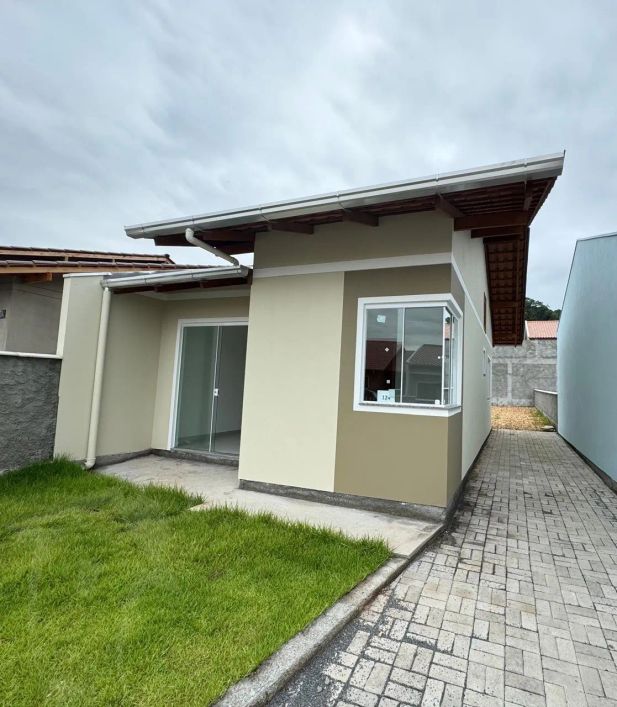 Casa Nova com 2 dormitórios, sala, cozinha, 1 banheiro, área de serviço separada. Murada e com ótimo
