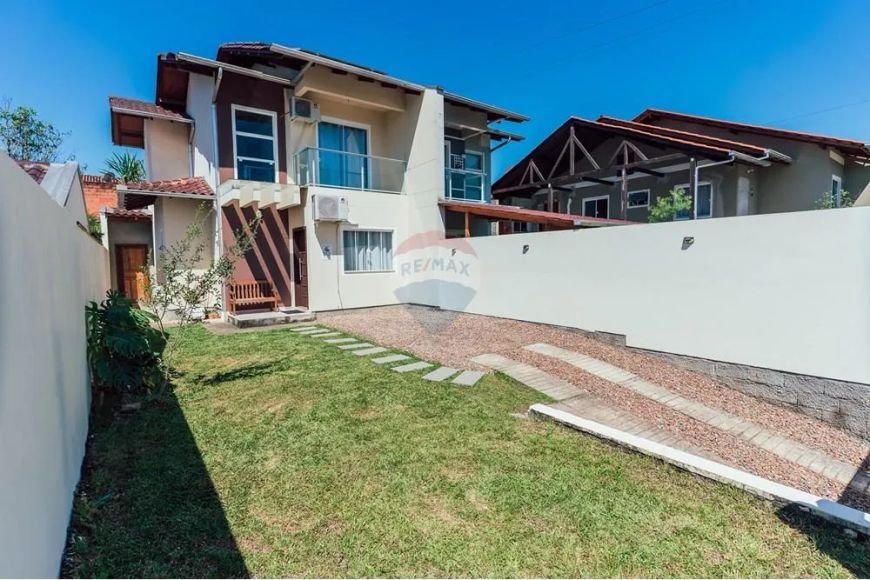 Sobrado Ideal em Indaial, SC! (Com 2 suítes e energia solar fotovoltaica)