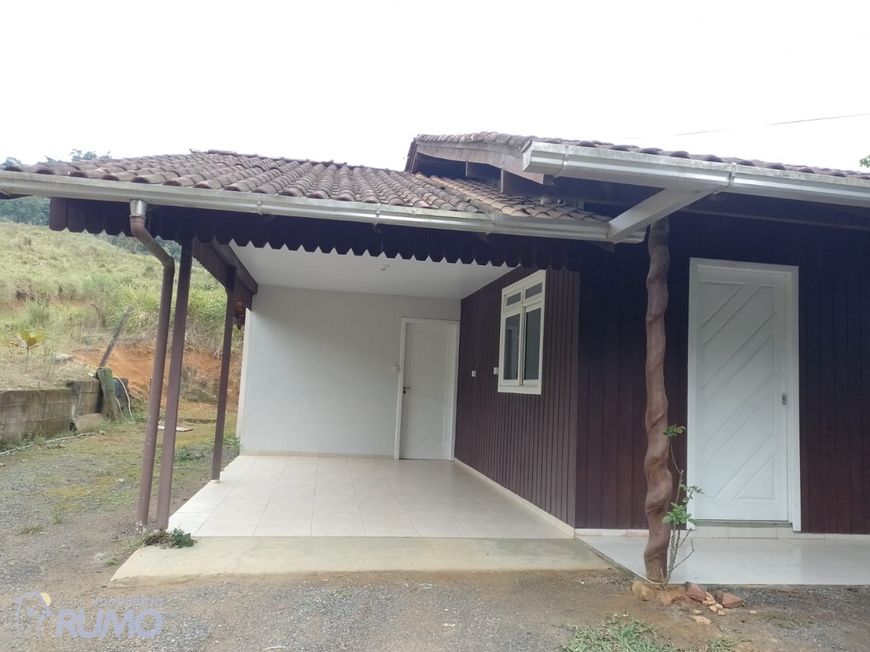 Sítio com amplo espaço e casa