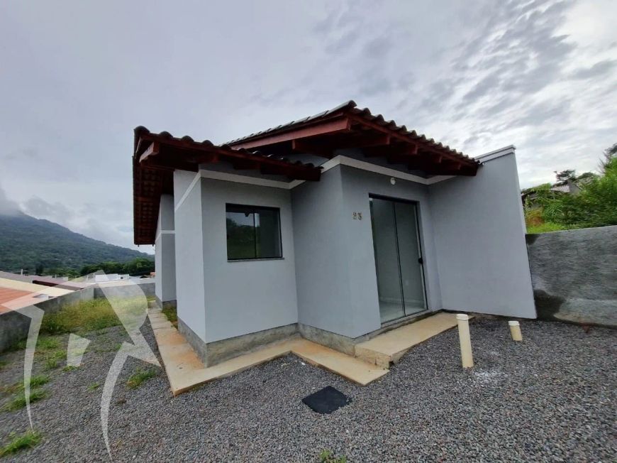 Casa com passagem lateral