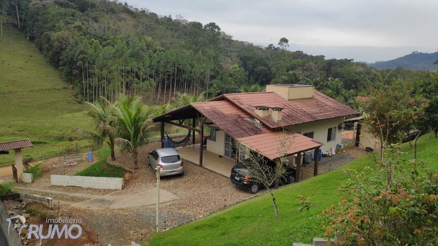 Casa com 3 quartos, playground, Galpão, lagoa e um excelente terreno