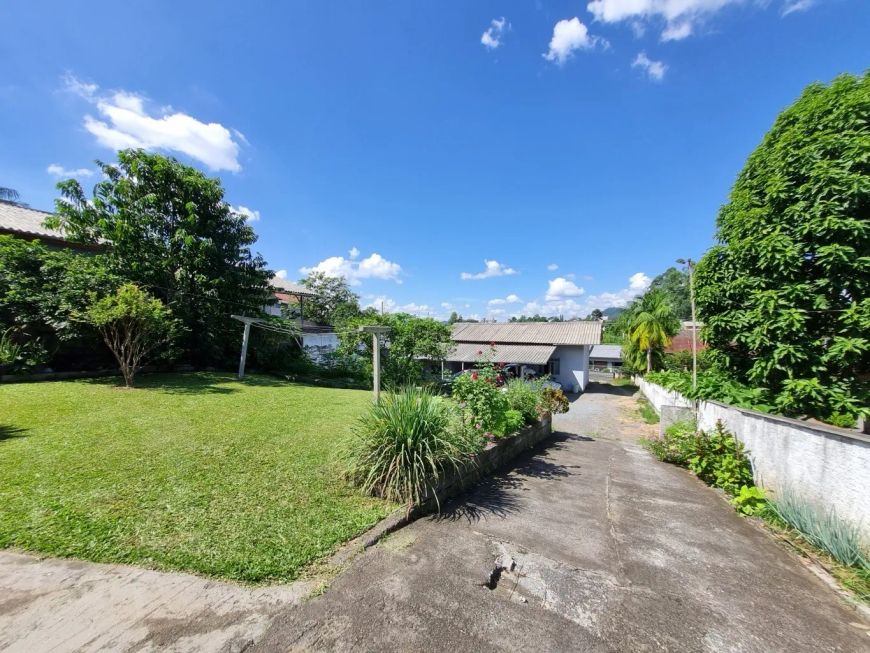 Duas casas em terreno de 768m2, possibilidade de ponto comercial ou renda extra com locação. No bair