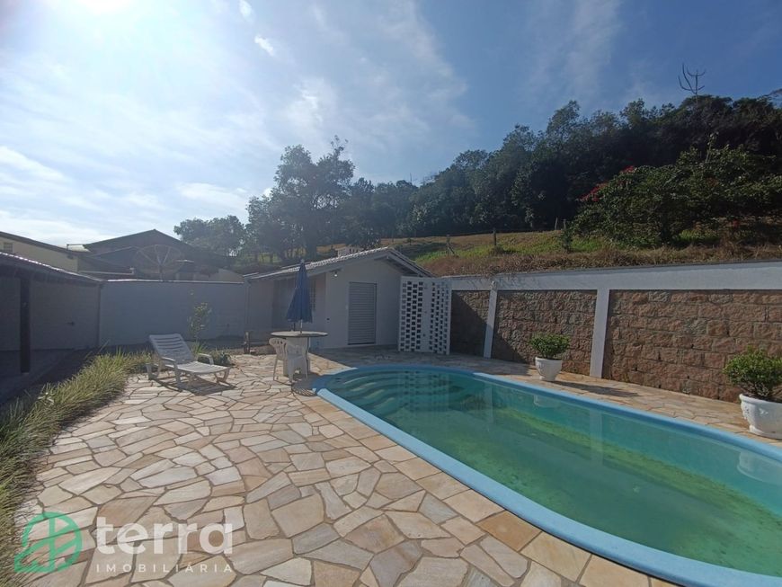 MAGNIFICA CASA COM PISCINA - BAIRRO RIO MORTO INDAIAL/SC.