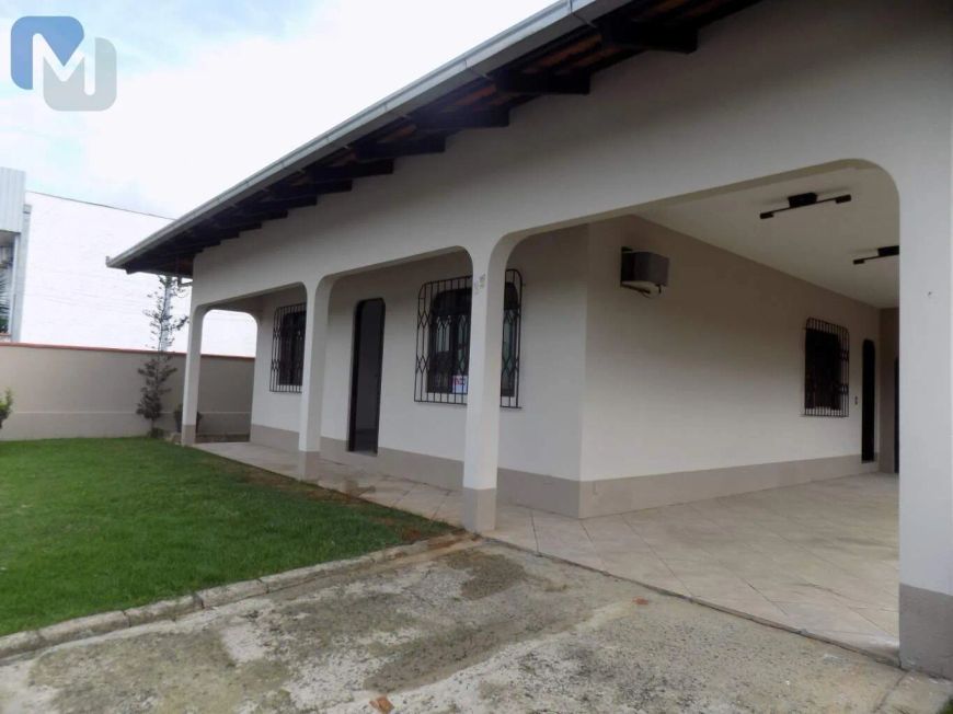 Residência com 03 dormitórios, com ampla área de festas, próximo a escola, creche, padaria.