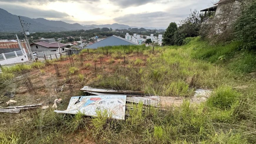 Terreno de 607,40m² com 22,50m de frente!