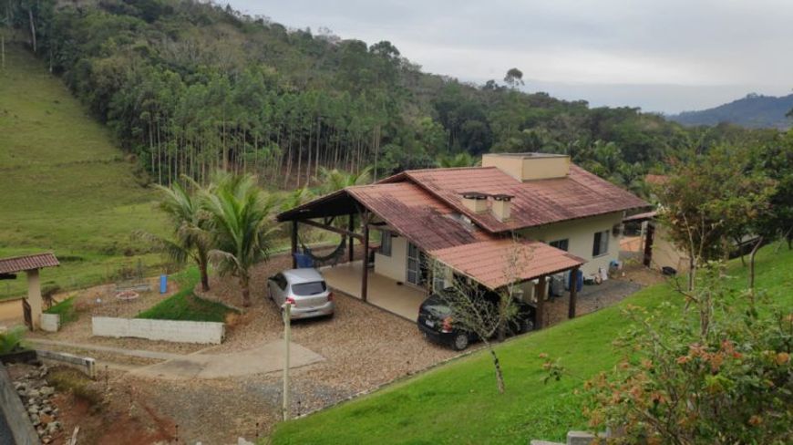 Casa com 3 quartos, playground, Galpão, lagoa e um excelente terreno