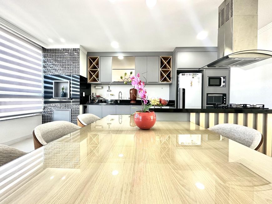Apartamento à venda (2 por andar) com aprox. 144 m2 privativos com 1 suíte e 2 d