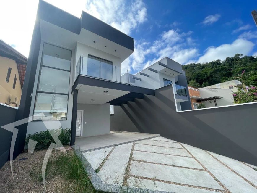 Excelente oportunidade de aquisição de um sobrado no bairro do Sol, a um minuto do centro da cidade