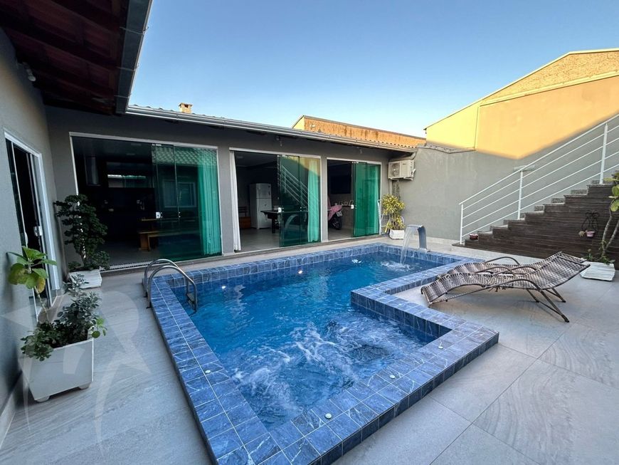 Casa com piscina, interesse em troca por sítio.