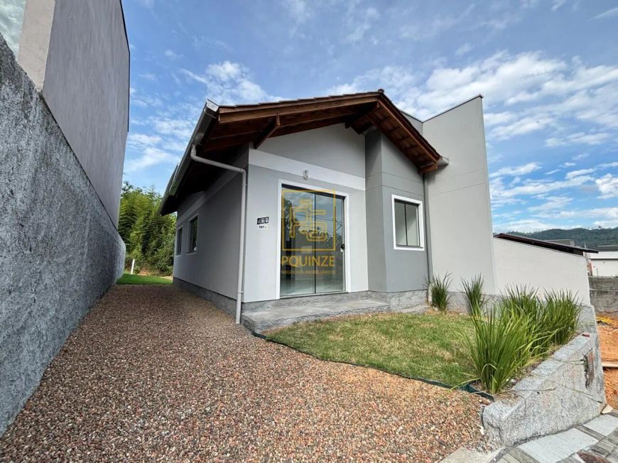 Casa com ótimo espaço externo no bairro Warnow