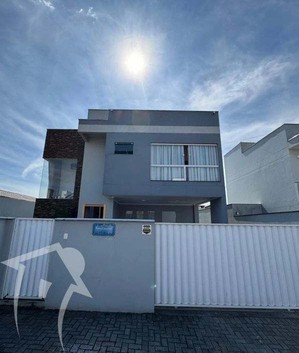 Lindo Sobrado com 3 dormitórios sendo uma suite localizado no bairro Carijós