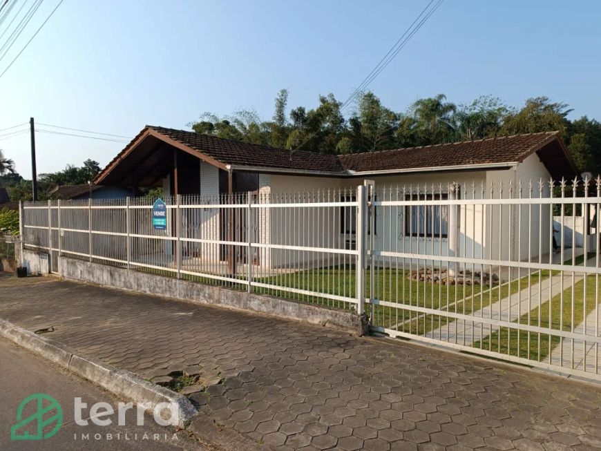 CASA ALVENARIA EM EXCELENTE LOCALIZAÇÃO - BAIRRO CARIJÓS INDAIAL/SC