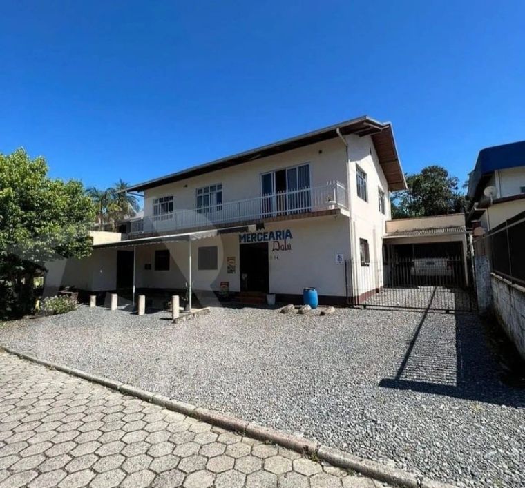 Casa com comércio boa localização.