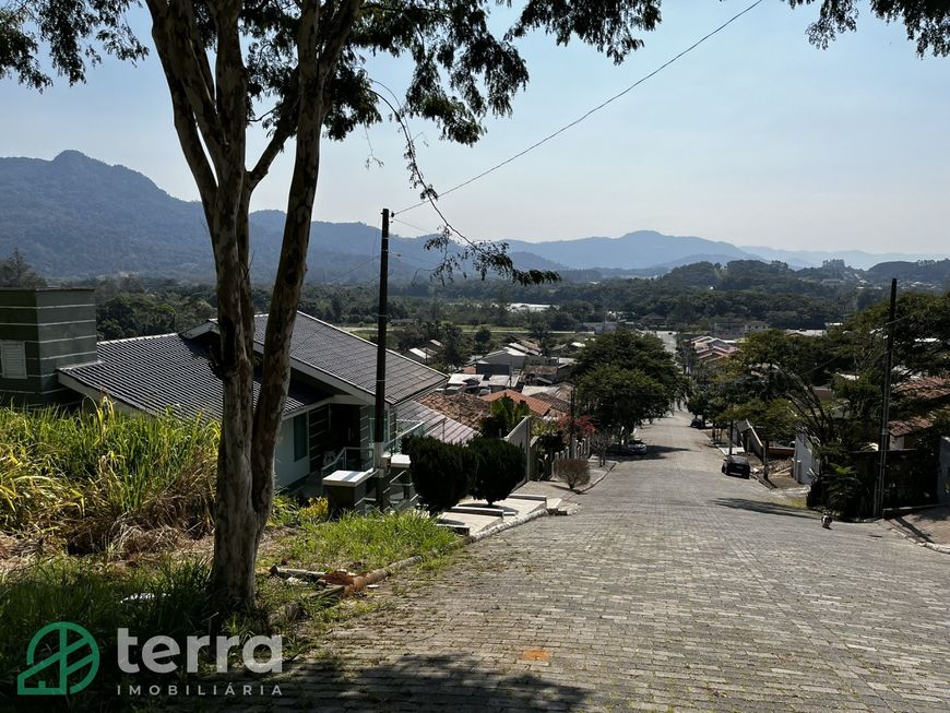 AMPLO TERRENO, em rua calçada e sem saída.
