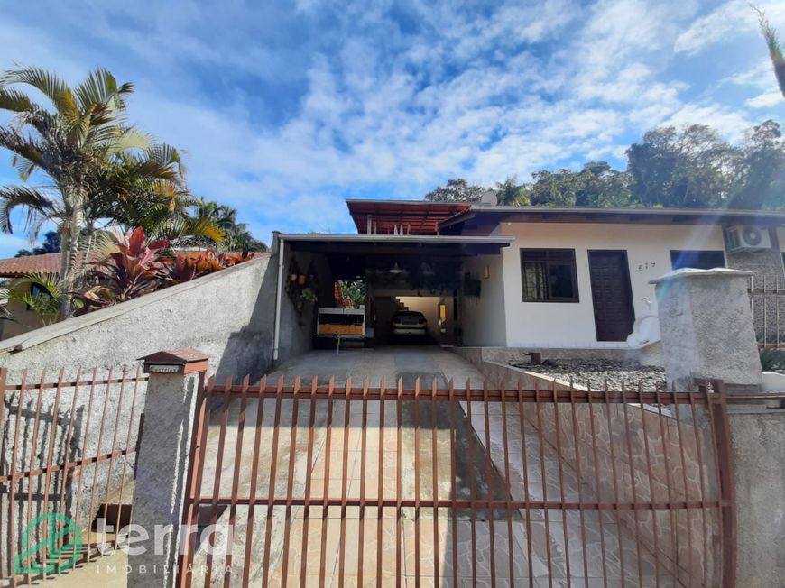 Imóvel com 02 Casas e Piscina.