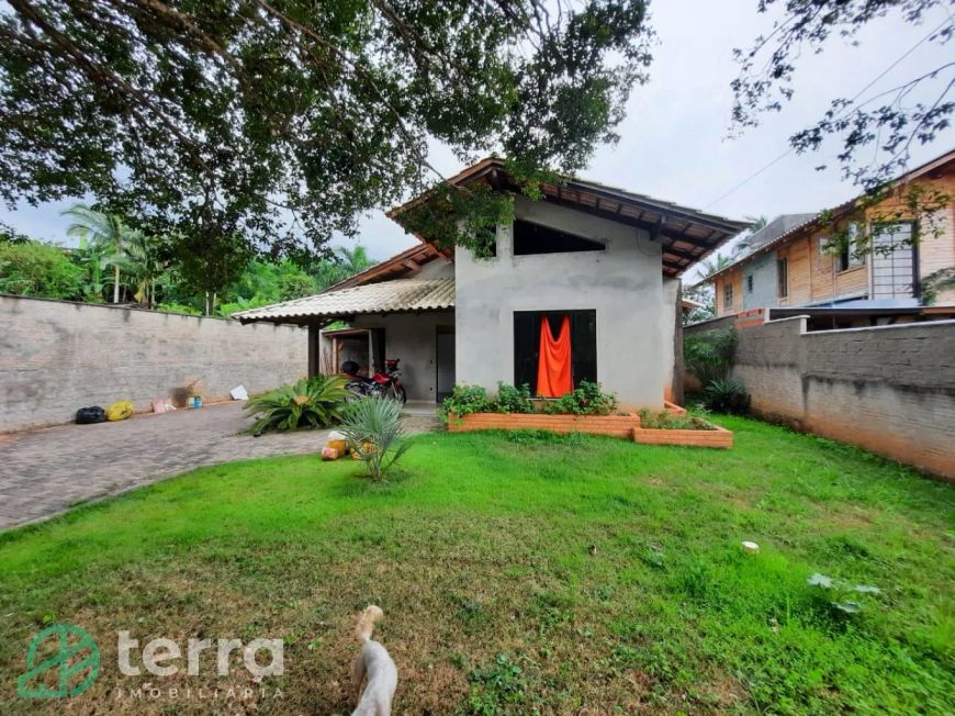 Imóvel com Amplo Terreno contendo 02 Casas.