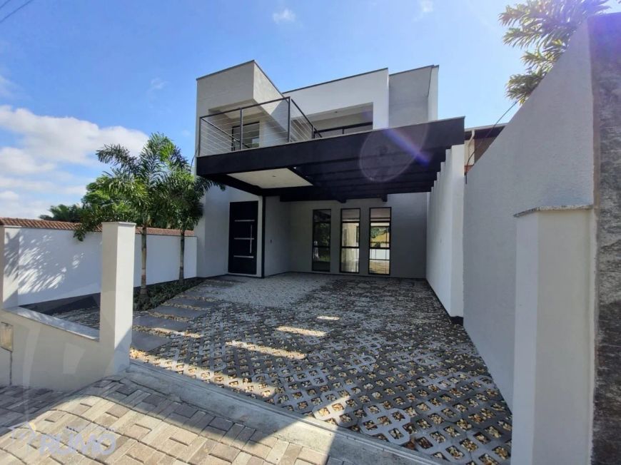 Sobrado com piscina, três dormitórios, semimobiliado, com acabamento que é pura sofisticação!