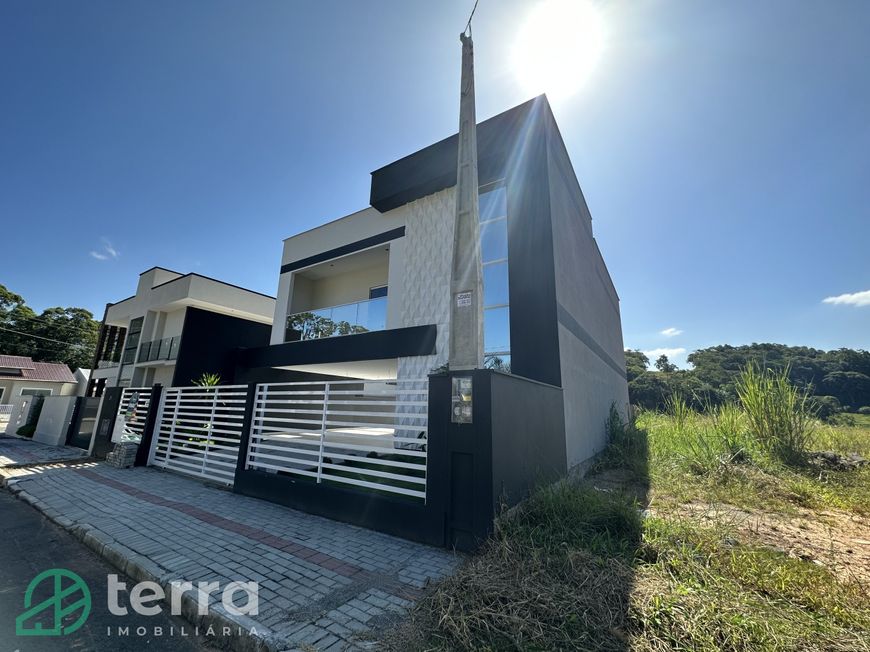 CASA DE ALTO PADRÃO EM INDAIAL NO RIO MORTO