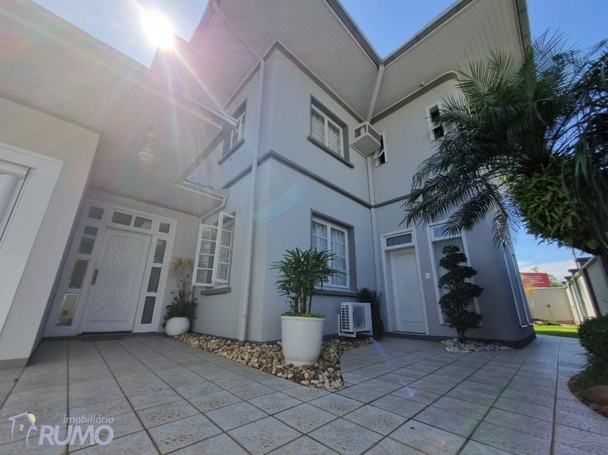 Magnifica casa de alto padrão, que pode ter a finalidade de residência ou um belo ponto comercial.