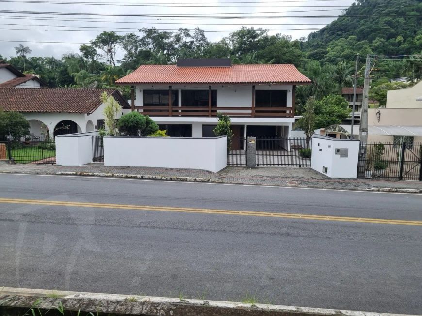 Casa comercial ao lado do Centro de Indaial